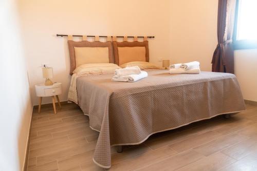 1 dormitorio con 1 cama con 2 toallas en Dammusu di Turì, en Pantelleria