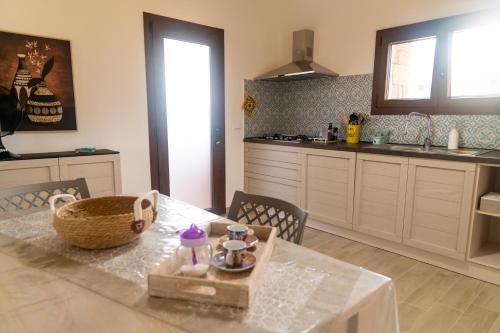 una cocina con una mesa con una cesta. en Dammusu di Turì, en Pantelleria