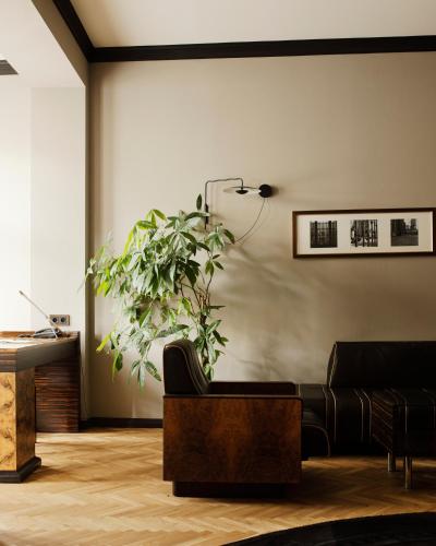 a living room with a couch and a plant at Hotel Monopol in Katowice
