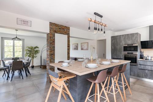uma cozinha e sala de jantar com mesa e cadeiras em Nidam em Bilieu