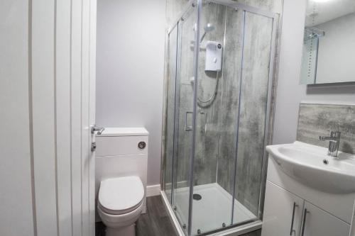 uma casa de banho com um chuveiro, um WC e um lavatório. em Beautiful 4 Berth Seaside Apartment In Great Yarmouth, Norfolk Ref 99006s em Great Yarmouth