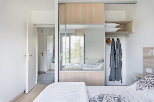Schlafzimmer mit einem Bett und einer Glasschiebetür in der Unterkunft Nidam in Bilieu