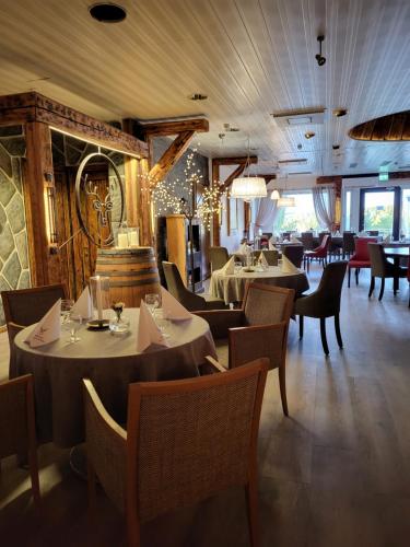 En restaurant eller et andet spisested på Ellivuori Suite with Sauna and Balcony