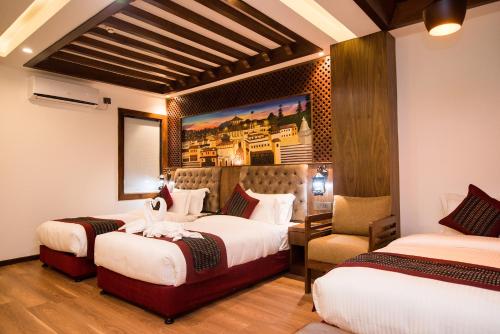 una habitación de hotel con 2 camas y una silla en Everest Boutique Hotel en Katmandú