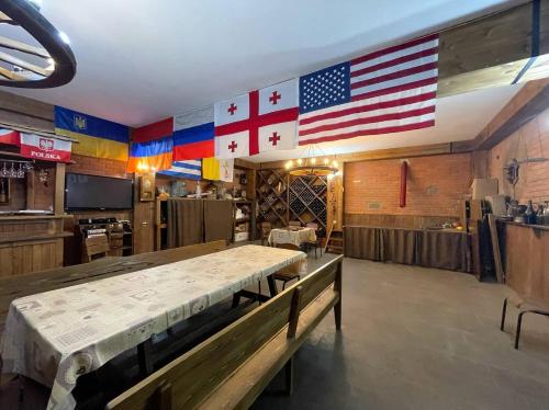 un restaurante con bandera americana en la pared en GS Hotel, en Tiflis