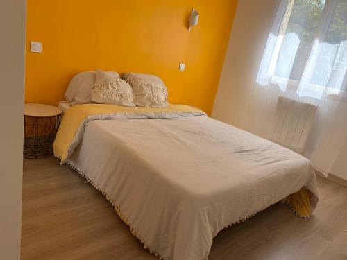 Postel nebo postele na pokoji v ubytování Gite chez Carolanne et Julien