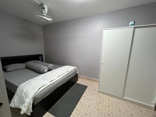 Ban Song HongにあるBanana Muji Home-C6 F10-29のベッドルーム1室(ベッド1台、白いキャビネット付)