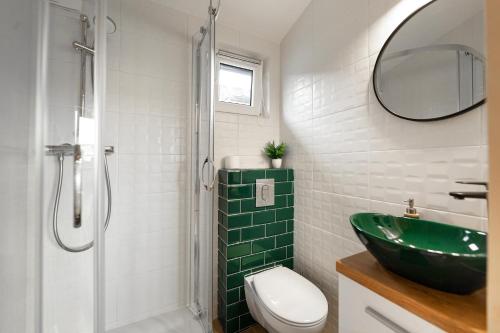 W łazience znajduje się zielona umywalka i prysznic. w obiekcie Tobiaszówka w Kudowie Zdroju