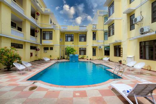 Saipur的住宿－Singrauli Palace Heritage Hotel，一座建筑的庭院中的游泳池