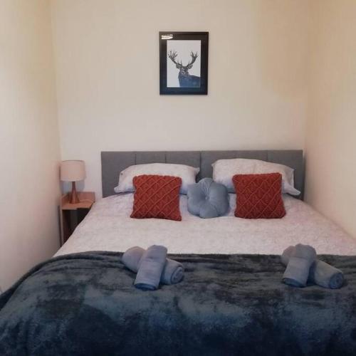 un dormitorio con una cama con dos animales de peluche en Carvetii - Norman House - 2nd floor, 1 bedroom flat en Boʼness