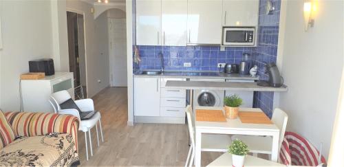 apartment with a large south-facing balcony, sea view and WIFI in Las Americas center