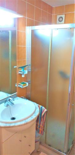 apartment with a large south-facing balcony, sea view and WIFI in Las Americas center