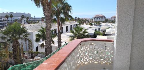 apartment with a large south-facing balcony, sea view and WIFI in Las Americas center