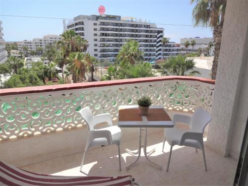 apartment with a large south-facing balcony, sea view and WIFI in Las Americas center