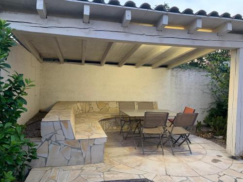 Patio nebo venkovní prostory v ubytování Charmant logement avec piscine