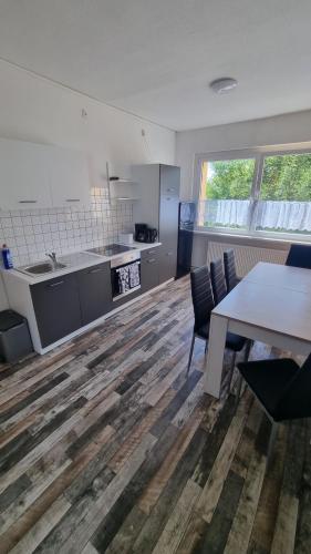 een lege keuken met een tafel en stoelen in een kamer bij Ferienwohnung Nordhausen in Nordhausen