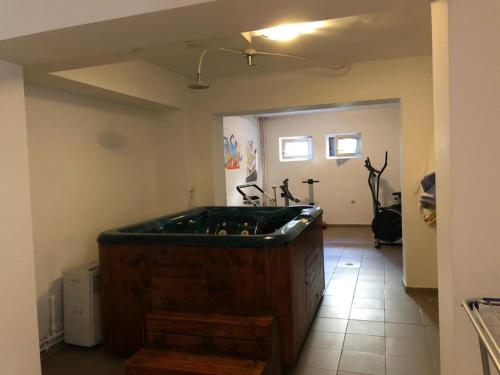 een badkamer met een groot bad in een kamer bij Pensiunea Tisa in Baile Felix
