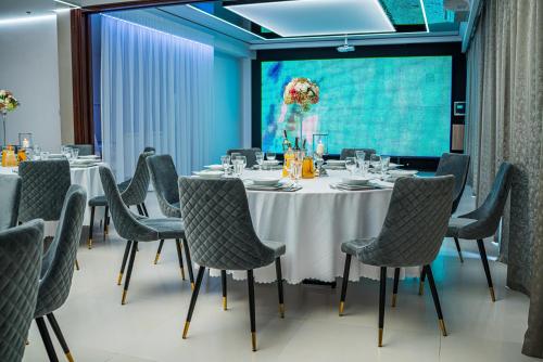 a dining room with a table and chairs at GLAMOUR - Restaurant & SPA in Przeźmierowo