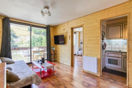 un salon avec un canapé et une table dans une pièce dans l'établissement Oiseau de Feu, à Villarembert