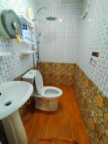 a bathroom with a toilet and a sink at Ruenthip Homestay in Bangkok