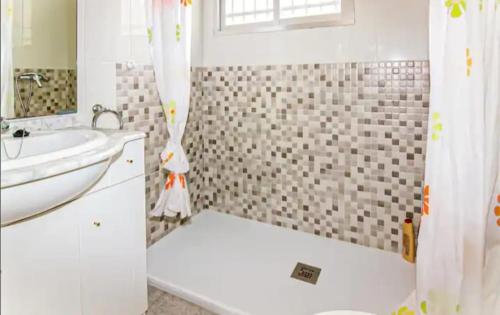 uma casa de banho com um lavatório e uma cortina de chuveiro em Villa Ginzo em Verín