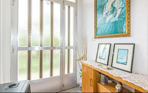 um quarto com uma janela e uma fotografia na parede em Villa Ginzo em Verín
