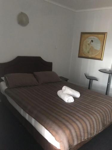 奥古斯塔港奥古斯塔港弗林德斯汽车旅馆的一间卧室，床上有两条白毛巾