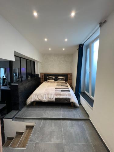 Un pat sau paturi într-o cameră la LE 46 : Superbe appartement jacuzzi