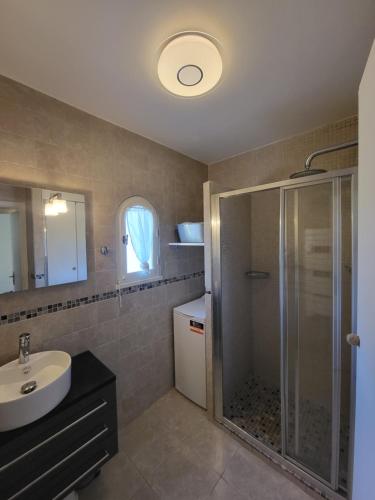 une salle de bain avec douche et lavabo dans l'établissement Superbe T2 en centre ville au calme à deux pas du marché, à Cavalaire-sur-Mer