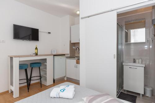 TV a/nebo společenská místnost v ubytování Apartments Tolic