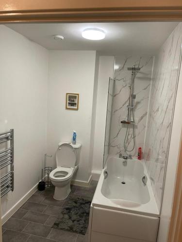 Remarkable 2-Bed Apartment in Wolverhampton – Photos 3