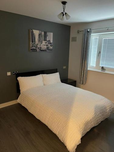 Remarkable 2-Bed Apartment in Wolverhampton – Photos 2