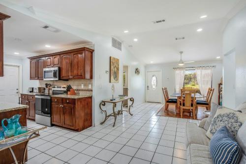 Dapur atau dapur kecil di Mango House