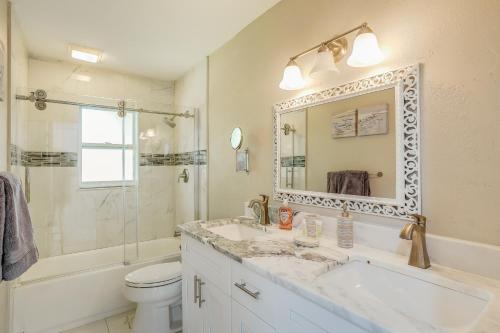 een badkamer met een wastafel, een toilet en een spiegel bij Mango House in Naples