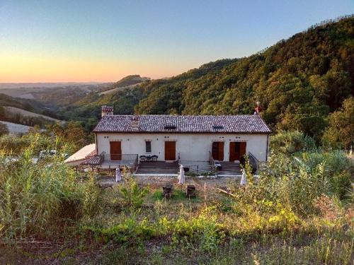 a house sitting on top of a hill at Ca`Rosei in Monteciccardo