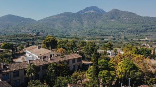 een uitzicht op een villa met bergen op de achtergrond bij Granja San Miguel in Salem