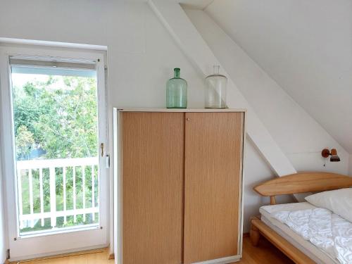 ein Schlafzimmer mit einem Holzschrank und einem Fenster in der Unterkunft Country Residence near Vienna in Stillfried
