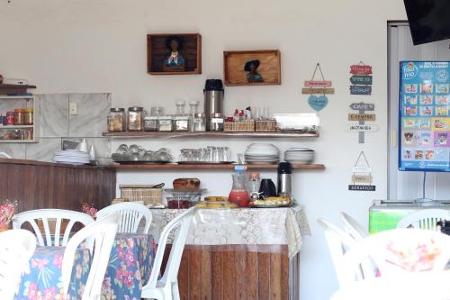 cocina con mesa y sillas en una habitación en Estalagem Vovô Elias, en São Miguel dos Milagres