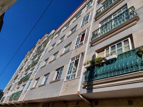 un edificio alto con finestre e balcone di Piso céntrico en Pontevedra a Pontevedra
