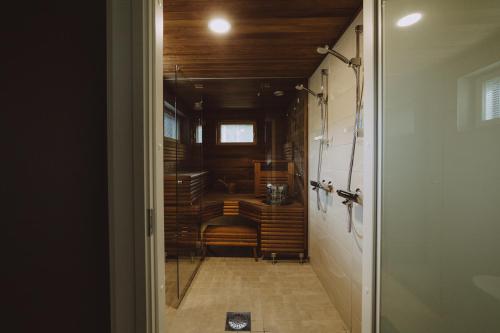 un couloir menant à une chambre avec une table et des chaises dans l'établissement Villa Dyyni Yyteri, à Pori