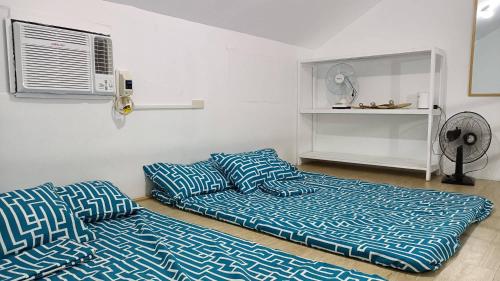 Manzil Jina Laiya House Rentalにあるベッド