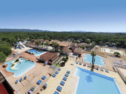 - une vue aérienne sur un complexe avec 2 piscines dans l'établissement Camping Oasis Village, à Puget-sur Argens