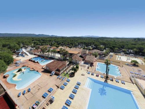 une vue aérienne d'un complexe avec deux piscines dans l'établissement Camping Oasis Village, à Puget-sur Argens