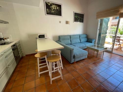 Una cocina y una sala de estar con un sofá y una mesa. en Balancon Medano, en El Médano