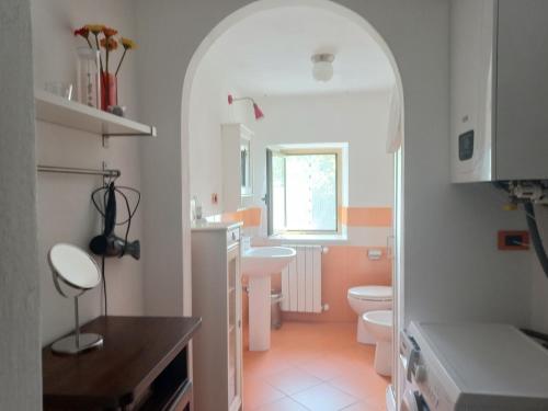 Baño con 2 aseos, lavamanos y lavamanos en IL MERLO CODERLO, en Scorcetoli