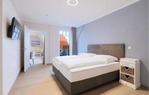 1 dormitorio con 1 cama blanca grande en una habitación en Baltischer Hof Apartment 56, en Boltenhagen