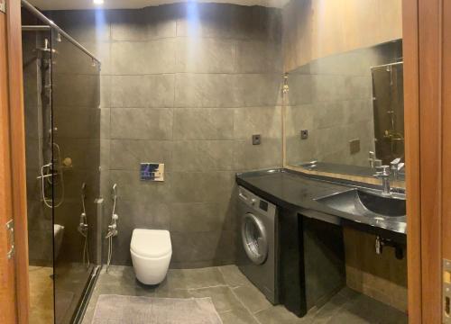 バクーにあるApartment near 28 Mallの洗面台と洗濯機を備えたバスルーム