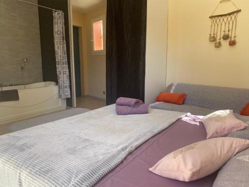 Ένα ή περισσότερα κρεβάτια σε δωμάτιο στο Chambre d’hôtes vaucluse