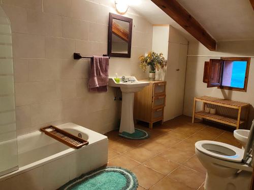 ein Badezimmer mit einem Waschbecken, einer Badewanne und einem WC in der Unterkunft El balcón de Reznos, Soria in Soria