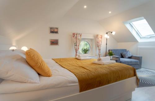 um quarto com uma cama grande e uma janela em Apartament Petunia em Duszniki Zdrój